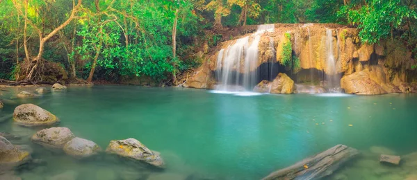 Hermosa cascada en el parque nacional de Erawan, Tailandia — Foto de Stock