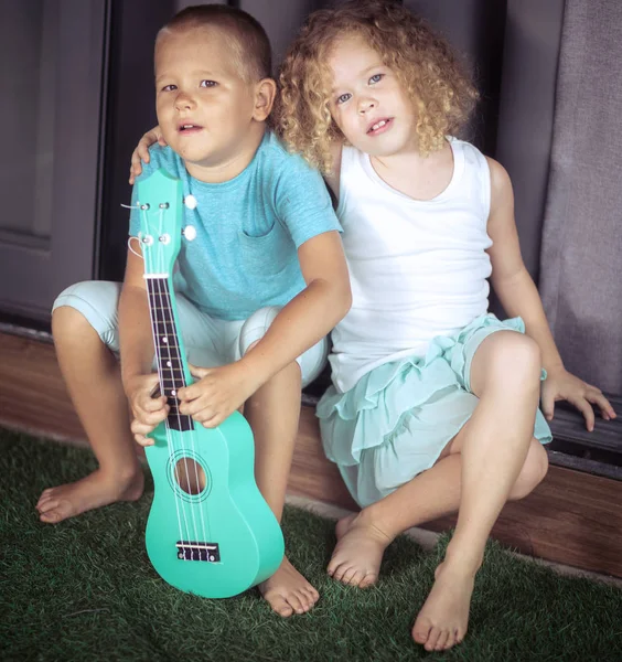 Retrato de un lindo niño con ukelele —  Fotos de Stock