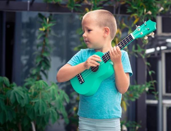 Porträt eines süßen Jungen mit Ukulele — Stockfoto