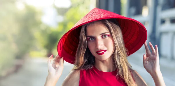 빨간 모자에 아름 다운 여자의 패션 초상화 — 스톡 사진