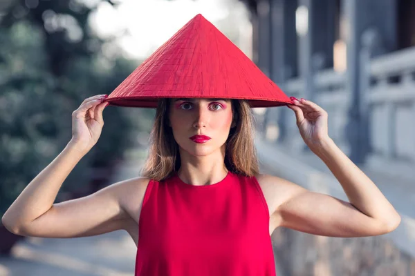 Portrait de mode d'une belle femme en chapeau rouge — Photo