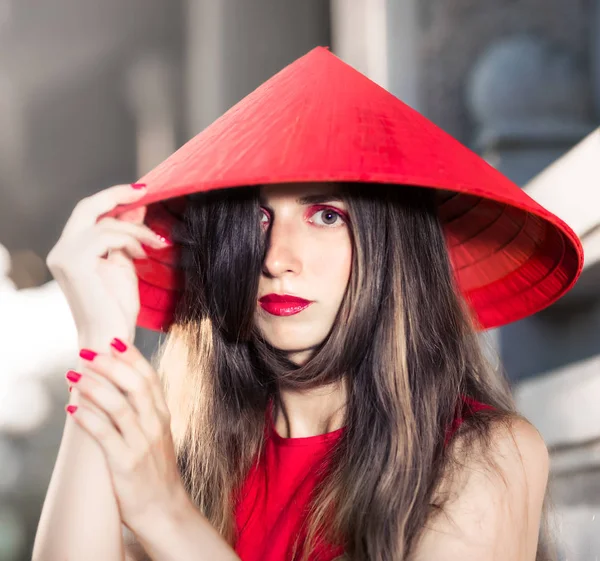 Mode portret van een mooie vrouw in Red Hat — Stockfoto