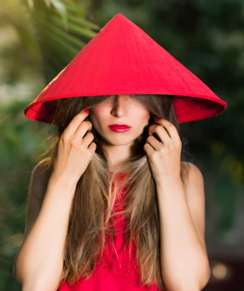 Mode portret van een mooie vrouw in Red Hat — Stockfoto