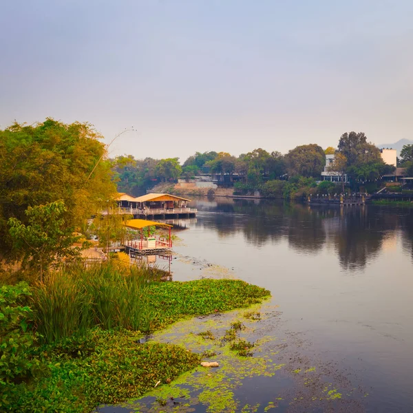 Zonsopgang boven de rivier de Kwai, Kanchanaburi, Thailand — Stockfoto