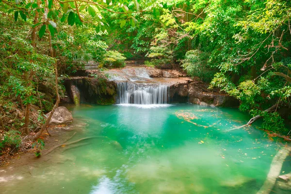 Hermosa cascada en el parque nacional de Erawan, Tailandia —  Fotos de Stock