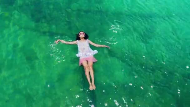 Veduta Aerea Una Bella Donna Che Balla Nel Mare — Video Stock