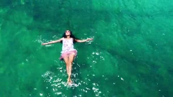 Vue Aérienne Une Belle Femme Dansant Dans Mer — Video