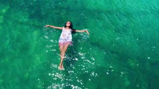 Veduta Aerea Una Bella Donna Che Balla Nel Mare Rallentatore — Video Stock