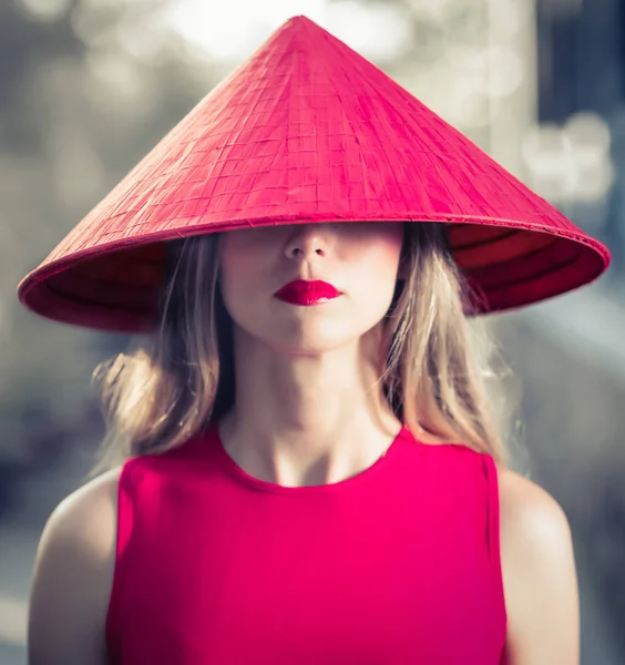 Mode portret van een mooie vrouw in Red Hat — Stockfoto