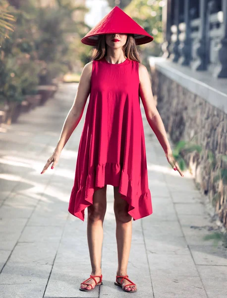 Ritratto di moda di una bella donna in cappello rosso — Foto Stock