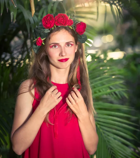 Mode portret van een mooie vrouw in rode jurk — Stockfoto