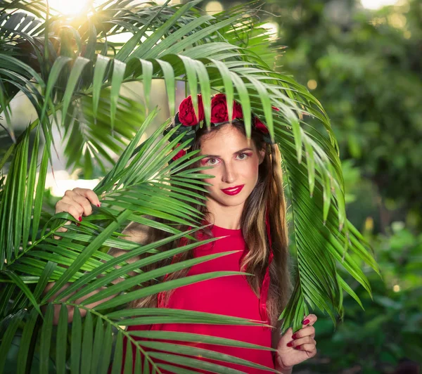 Modeporträt einer schönen Frau im roten Kleid — Stockfoto