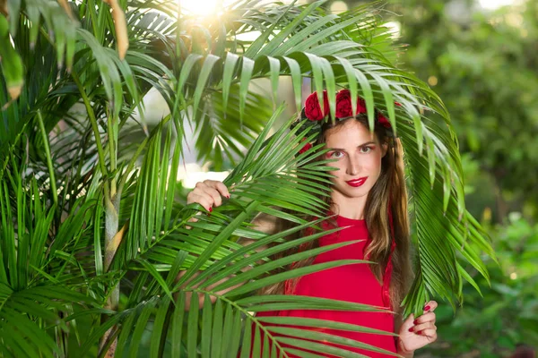 Kırmızı elbiseli güzel bir kadının moda portresi — Stok fotoğraf