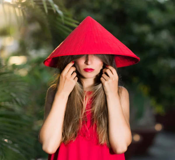 빨간 모자에 아름 다운 여자의 패션 초상화 — 스톡 사진