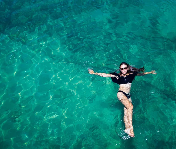 Vue aérienne d'une femme dans la mer — Photo