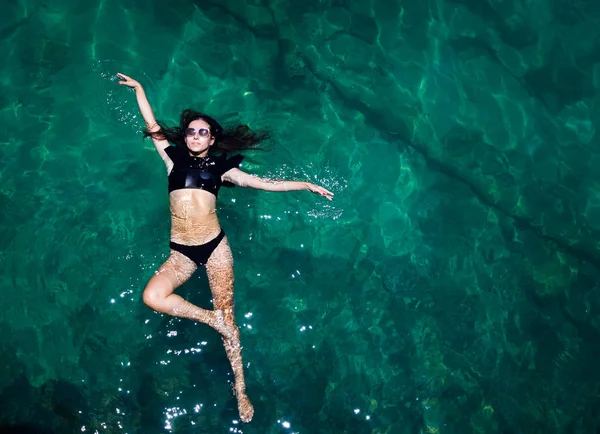 Vista aérea de uma mulher no mar — Fotografia de Stock