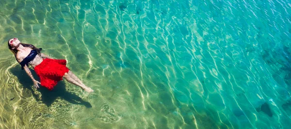 海の中の女性の航空写真 — ストック写真