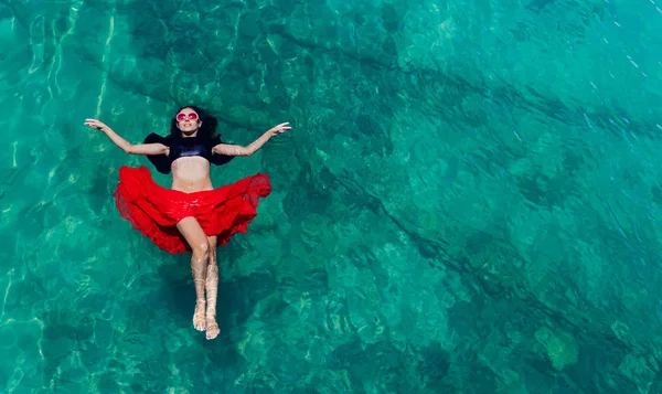 Denizde bir kadının havadan görünümü — Stok fotoğraf