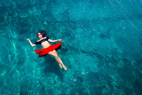 Denizde bir kadının havadan görünümü — Stok fotoğraf