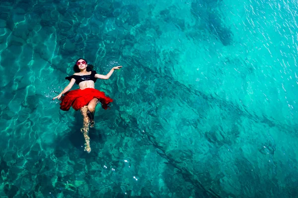 바다에서 여자의 공중 보기 — 스톡 사진