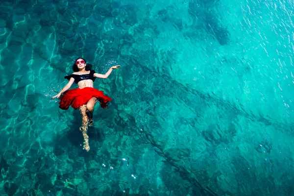 Denizde bir kadının havadan görünümü — Stok fotoğraf