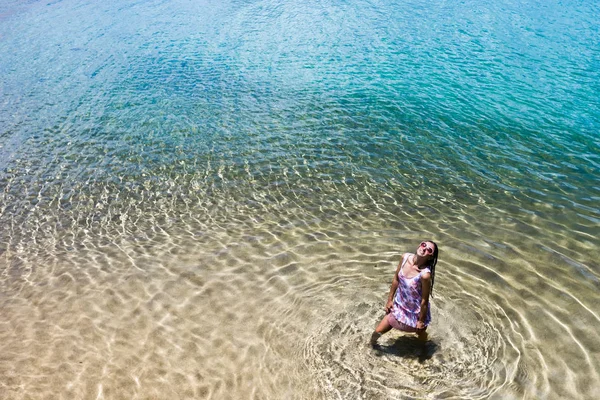 Denizde bir kadının havadan görünümü — Stok fotoğraf