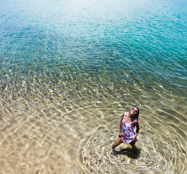 Veduta aerea di una donna nel mare — Foto Stock