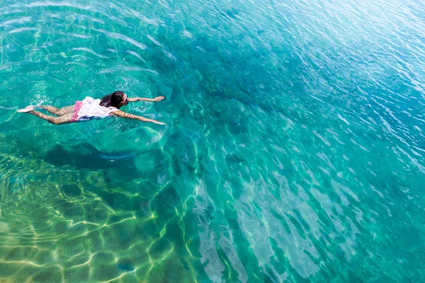 Veduta aerea di una donna nel mare — Foto Stock