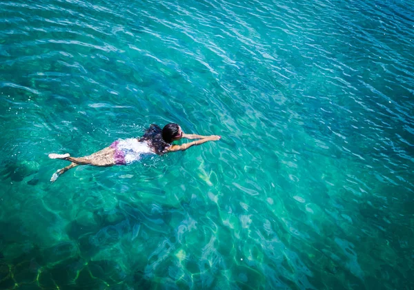 Denizde bir kadının havadan görünümü — Stok fotoğraf