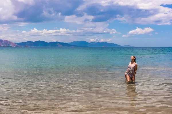 海の美しい女性は — ストック写真