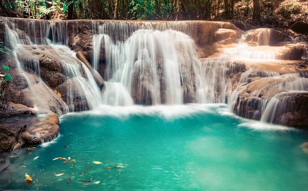 Gyönyörű vízesés Huai Mae Khamin, Thaiföld. Panoráma — Stock Fotó