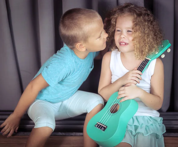 Portrait d'un mignon enfants avec ukulélé — Photo