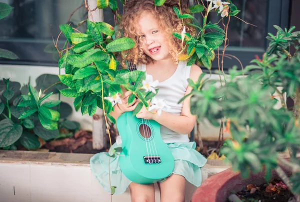 Portret uroczej dziewczyny z ukulele — Zdjęcie stockowe