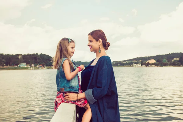 Madre e figlia a Xuan Huong Lake, Dalat, Vietnam — Foto Stock