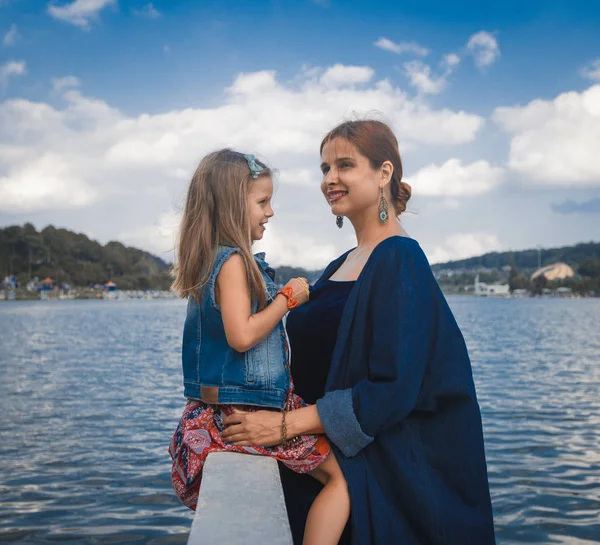 Madre e figlia a Xuan Huong Lake, Dalat, Vietnam — Foto Stock