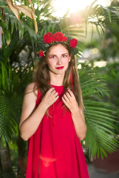 Modeporträt einer schönen Frau im roten Kleid — Stockfoto