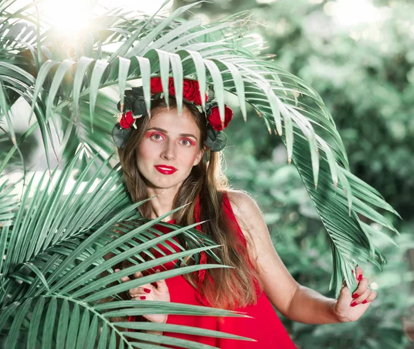 Modeporträt einer schönen Frau im roten Kleid — Stockfoto