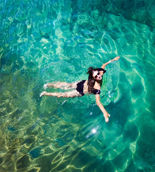 Denizde bir kadının havadan görünümü — Stok fotoğraf