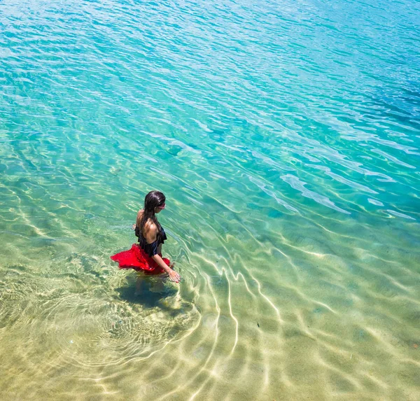 Luchtfoto van een vrouw in de zee — Stockfoto