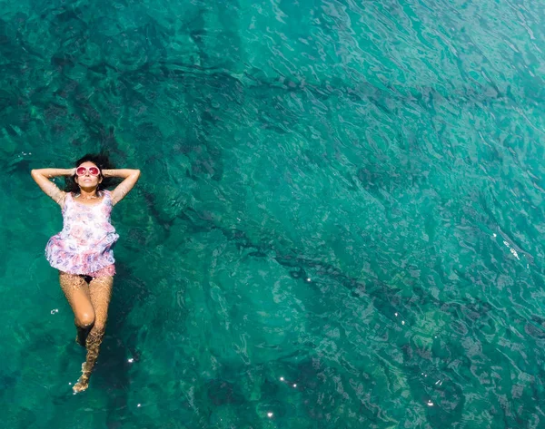 海の中の女性の航空写真 — ストック写真