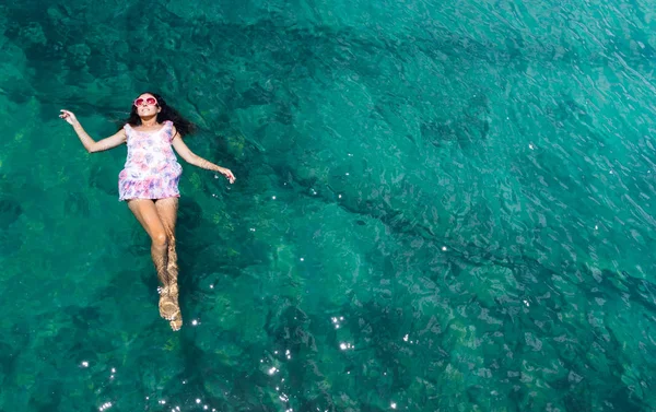 Вид с воздуха на женщину в море — стоковое фото