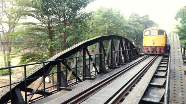 Канчанабури Таиланд Марта 2019 Года Поезд Пересекает Мост Через Реку — стоковое видео