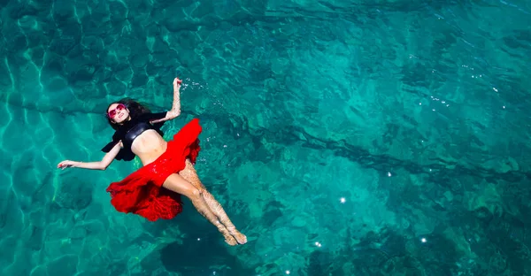 Luchtfoto van een vrouw in de zee — Stockfoto