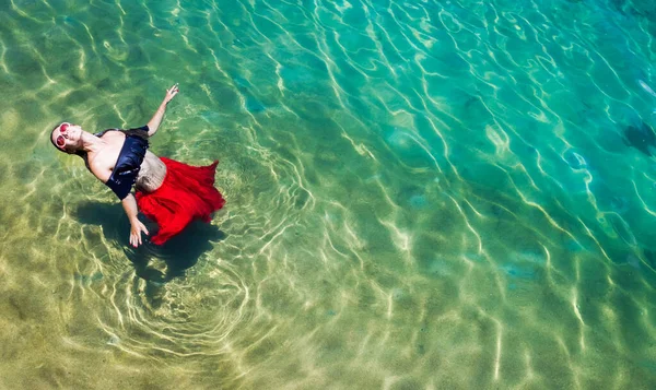 Denizde bir kadının havadan görünümü — Stok fotoğraf