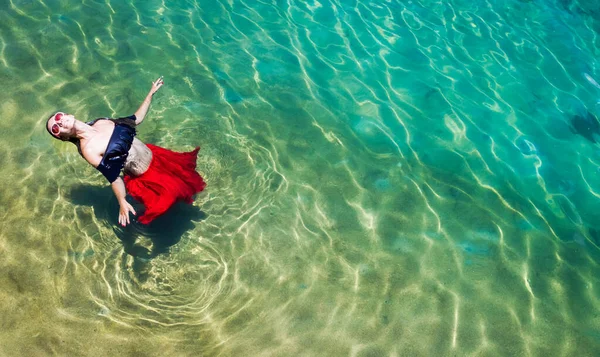 Vista aérea de una mujer en el mar — Foto de Stock