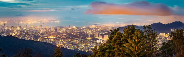 Hermosa vista de George Town desde Penang Hill. Panorama — Foto de Stock