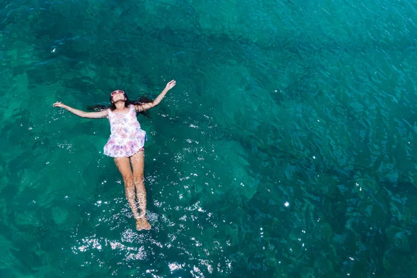 Vista aérea de una mujer en el mar —  Fotos de Stock