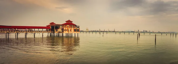 落日时分的乔治敦海岸线马来西亚槟城全景 — 图库照片