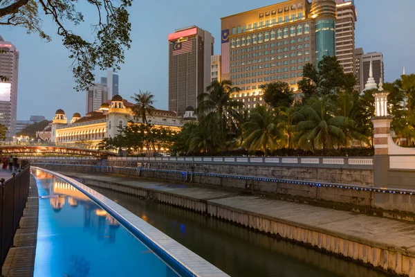 Stadtbild Von Kuala Lumpur Bei Sonnenuntergang Fluss Des Lebens Vordergrund — Stockfoto