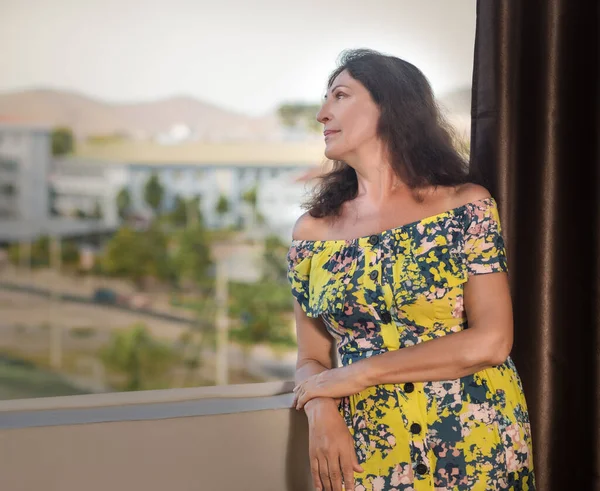 Retrato Interior Una Hermosa Mujer Mayor Sonriente Junto Ventana — Foto de Stock